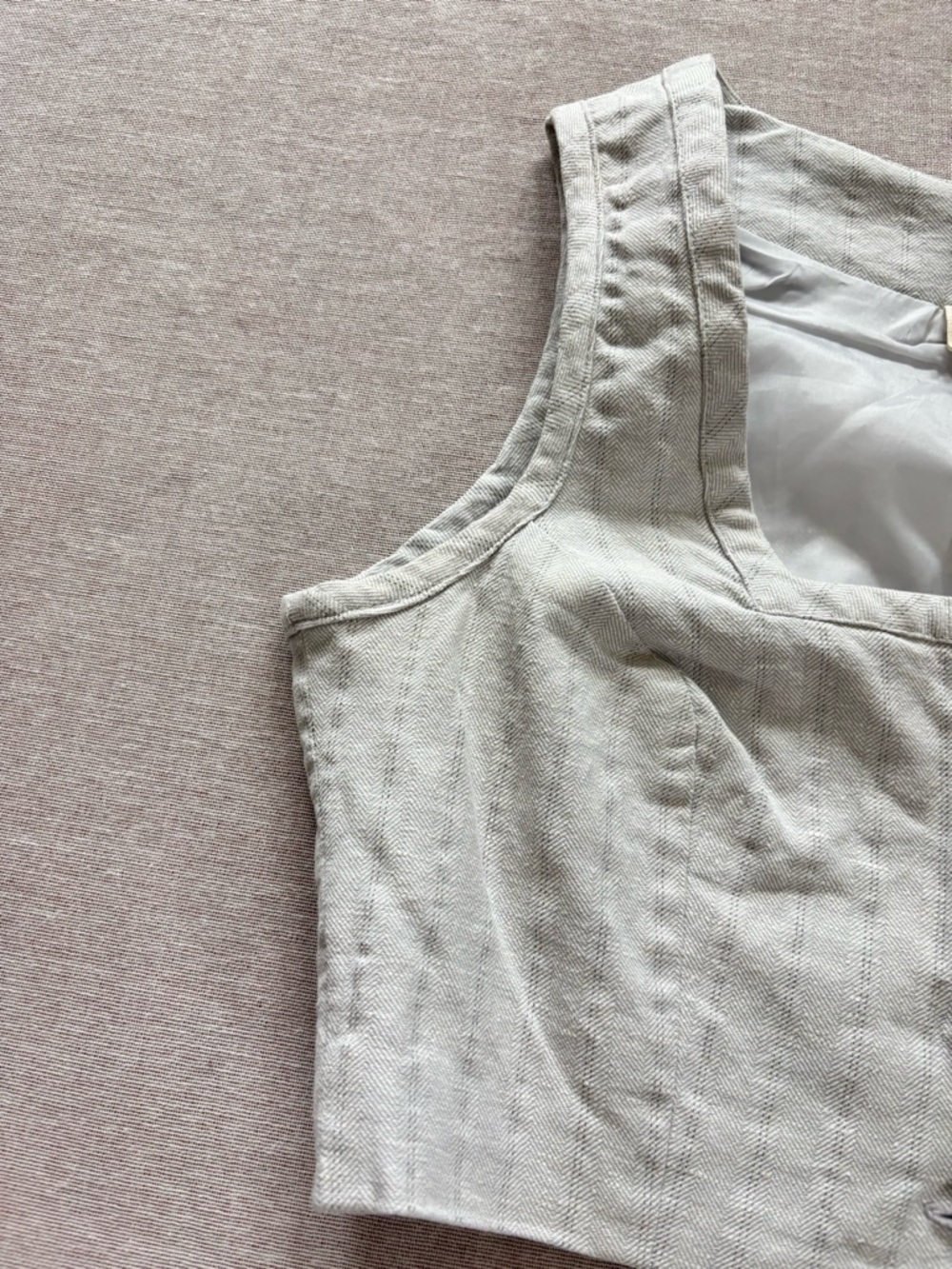 Jesa & Jonnie Y2K tailored linen cropped vest. - Picture 3 of 10